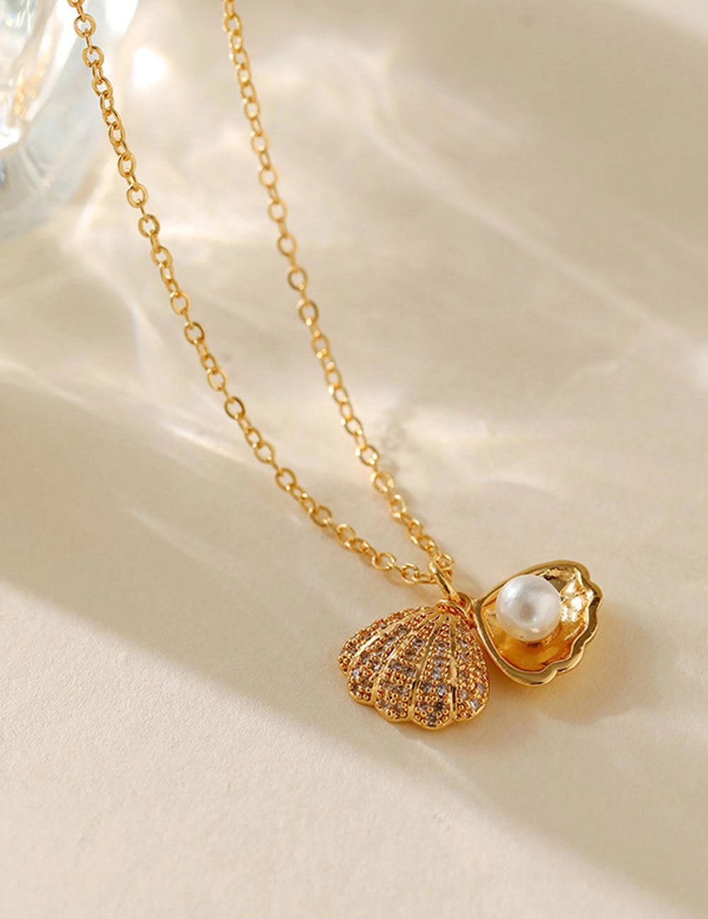 Shell locket–style pendant Necklace