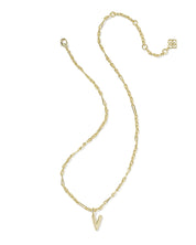 BUBBLE LETTER V SHORT PENDANT NECKLACE GOLD